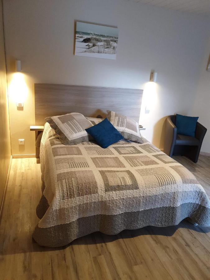 Au Petit Bonheur Bed and Breakfast Saint-Martin-du-Frene Exteriör bild