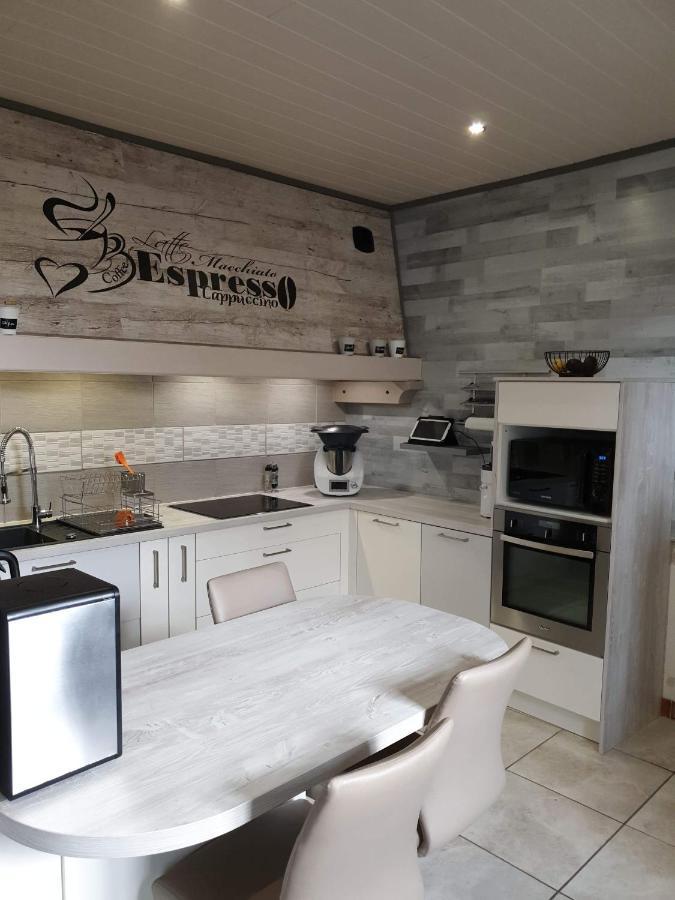 Au Petit Bonheur Bed and Breakfast Saint-Martin-du-Frene Exteriör bild